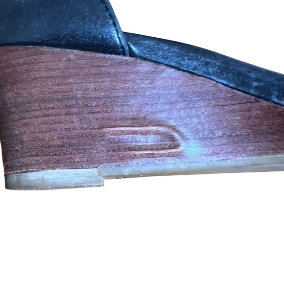 UGG Char Women’s Black Leather Wedge Sandal Wood Zip-up Back Sz 8 Ankle Strap - Picture 7 of 11